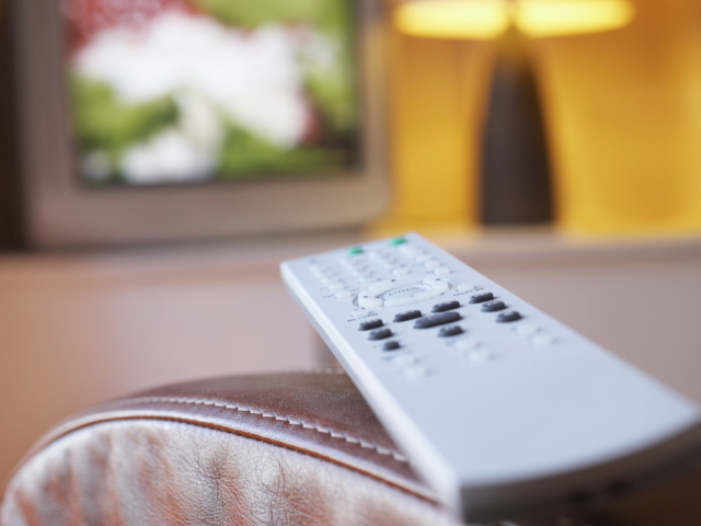 televízor, ovládač, sledovanie televízie, televízia