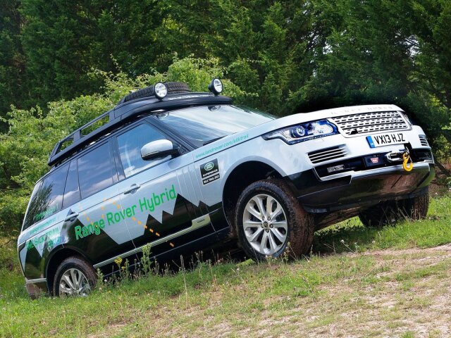 Land Rover otestuje nové hybridy počas 16 000 kilometrov dlhej expedície z materského Solihullu do indického mesta Mumbai.