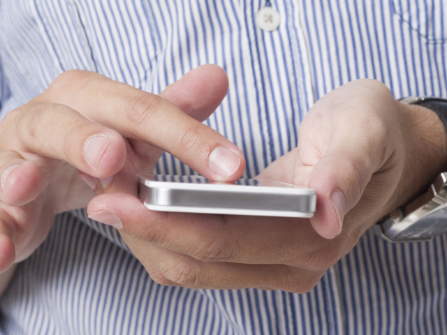 píšuci muž, muž s mobilom, mobil