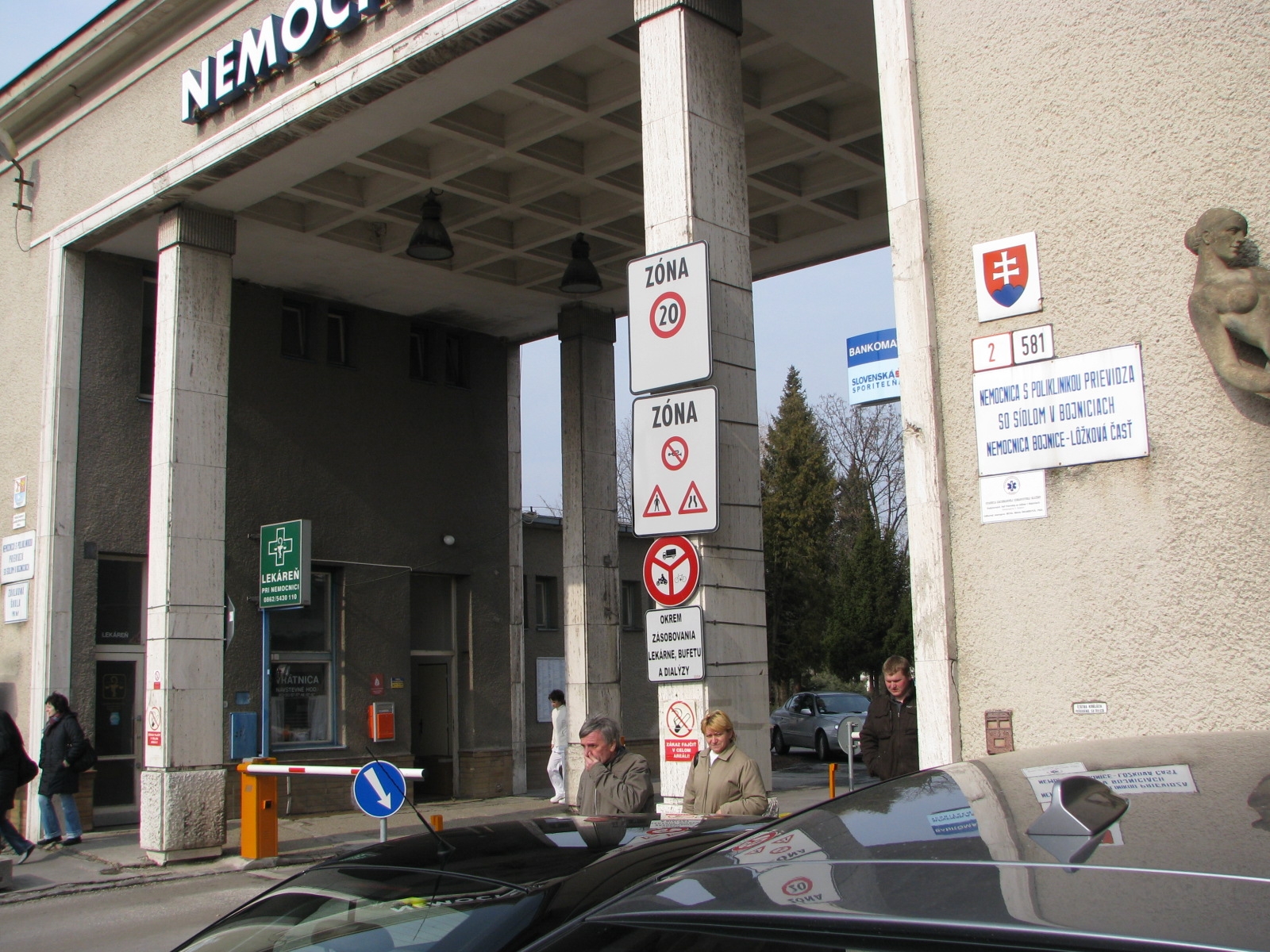 Nemocnica v Bojniciach prišla o licenciu na záchrannú zdravotnú službu, ktorú prevádzkovala 37 rokov. Zadlžovanie nemocnice tým ešte viac rastie.