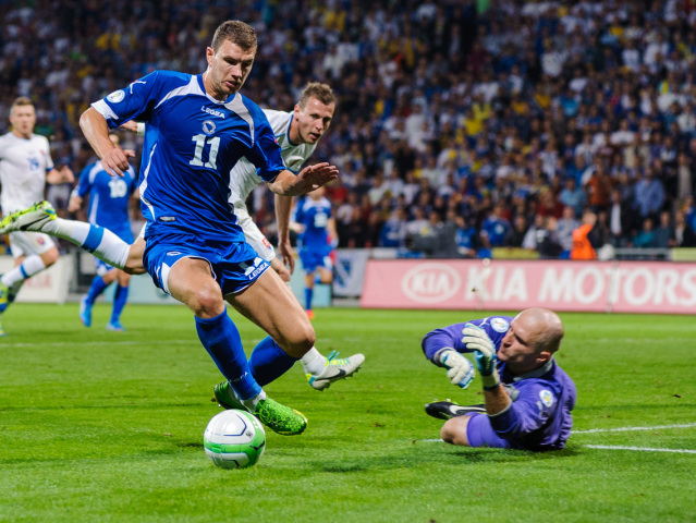 Edin Džeko, Ján Mucha