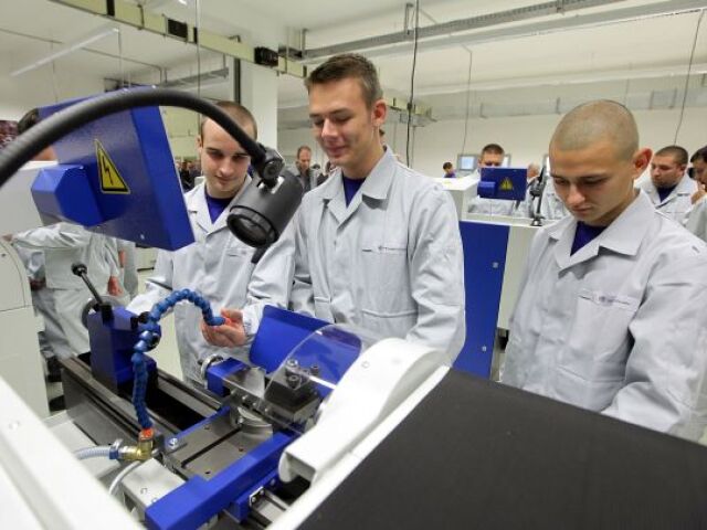 vw, skola, učiliste, centrum duálneho vzdelavania,  student, ziak, Volkswagen