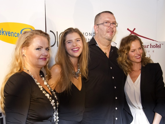 Richard Müller s troma ženami, ktoré ho počas krstu v Prahe podporovali - zľava: modelka a krstná mama albumu Eva Herzigová, partnerka Vanda Wolfová a dcéra Ema Müllerová. 