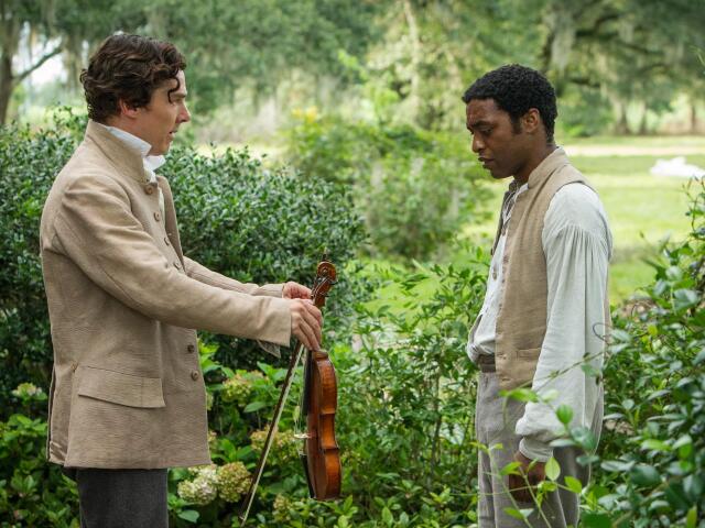 Benedict Cumberbatch a Chiwetel Ejiofor vo filme 12 rokov otrokom.