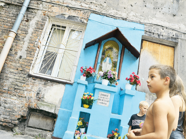 Pestrofarebné nádvoria kedysi nebezpečnej, dnes populárnej varšavskej štvrte Praga.