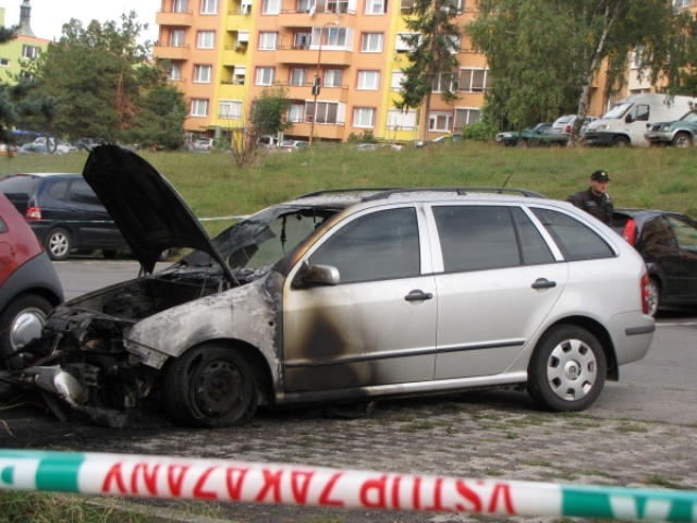 auto, zhorené auto, podpaľačstvo