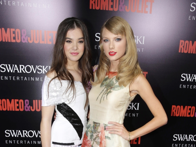 Hailee Steinfeld (vľavo) a speváčka Taylor Swift
