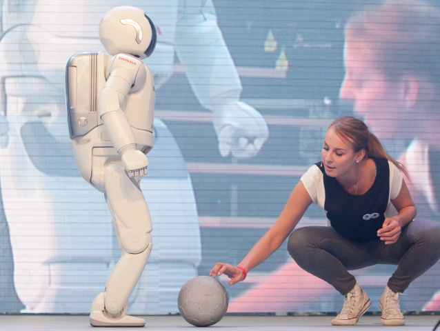 noc vyskumnikov, bratislava, Asimo, robot, veda
