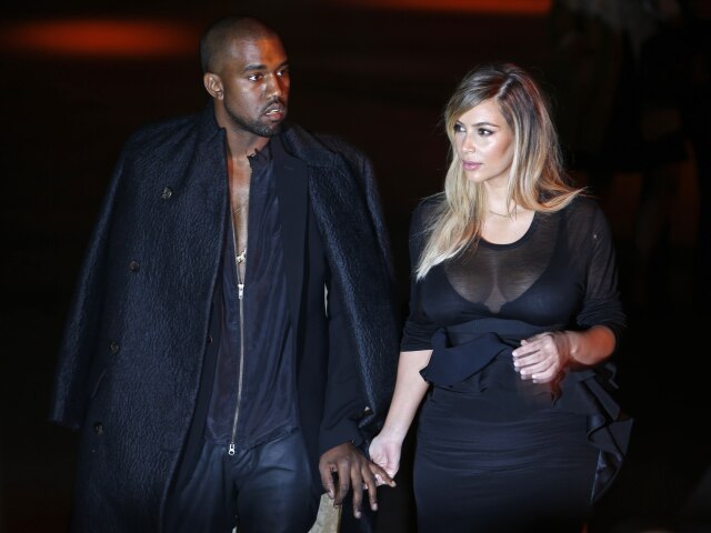 Hudobník Kanye West a jeho partnerka Kim Kardashian.