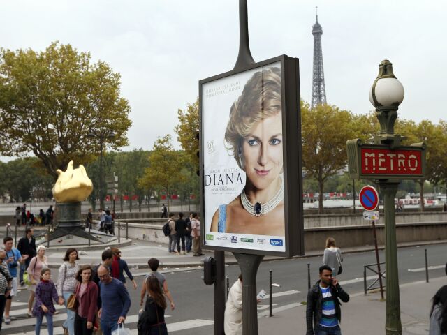 Plagát k filmu Diana umiestnený v Paríži. 
