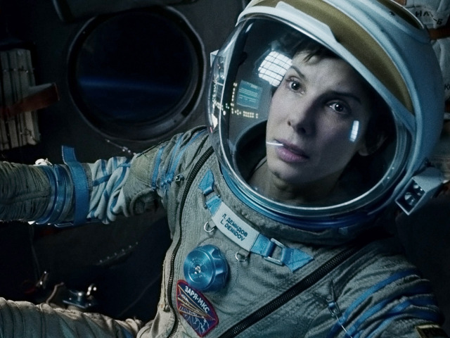 Rok 2013: Herečka Sandra Bullock ako astronautka Ryan Stone vo filme Gravitácia. 