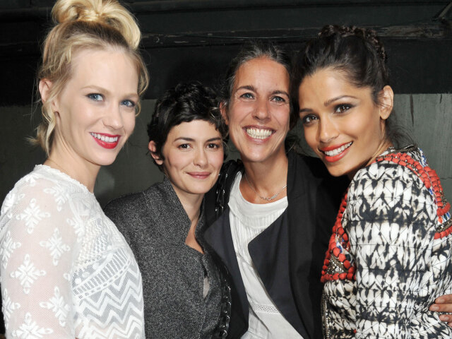 January Jones, Audrey Tautou a Freida Pinto (vpravo) pózujú s dizajnérkou Isabel Marantovou (druhá sprava)