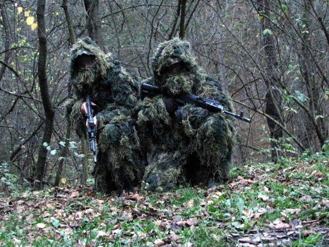 kukláči, pytliaci, les, maskovanie