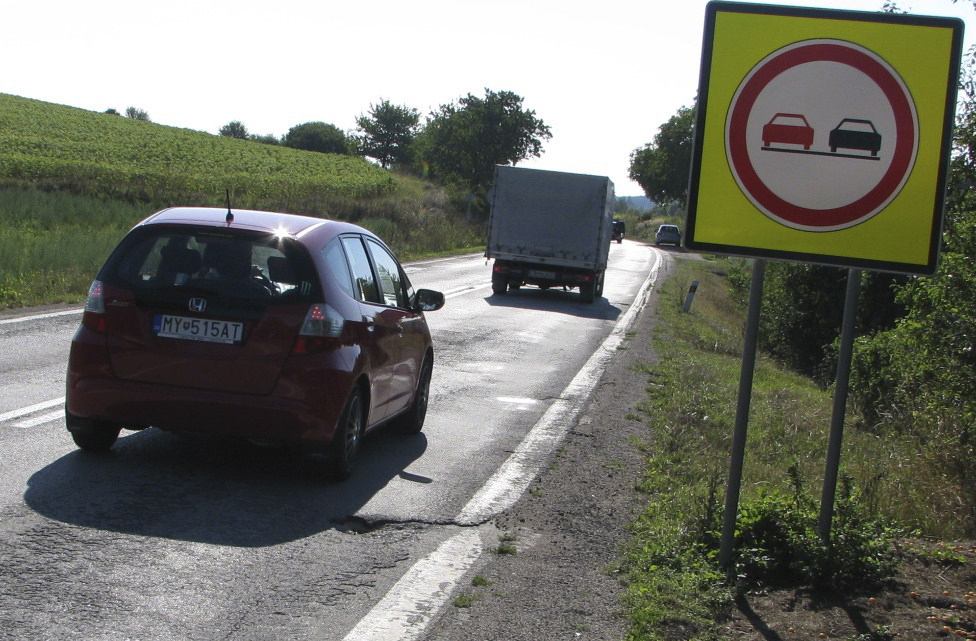 Rozbitá, úzka cesta bez krajnice, to je prepojenie medzi dvoma najväčšími miestami kraja, Trenčínom a Prievidzou.