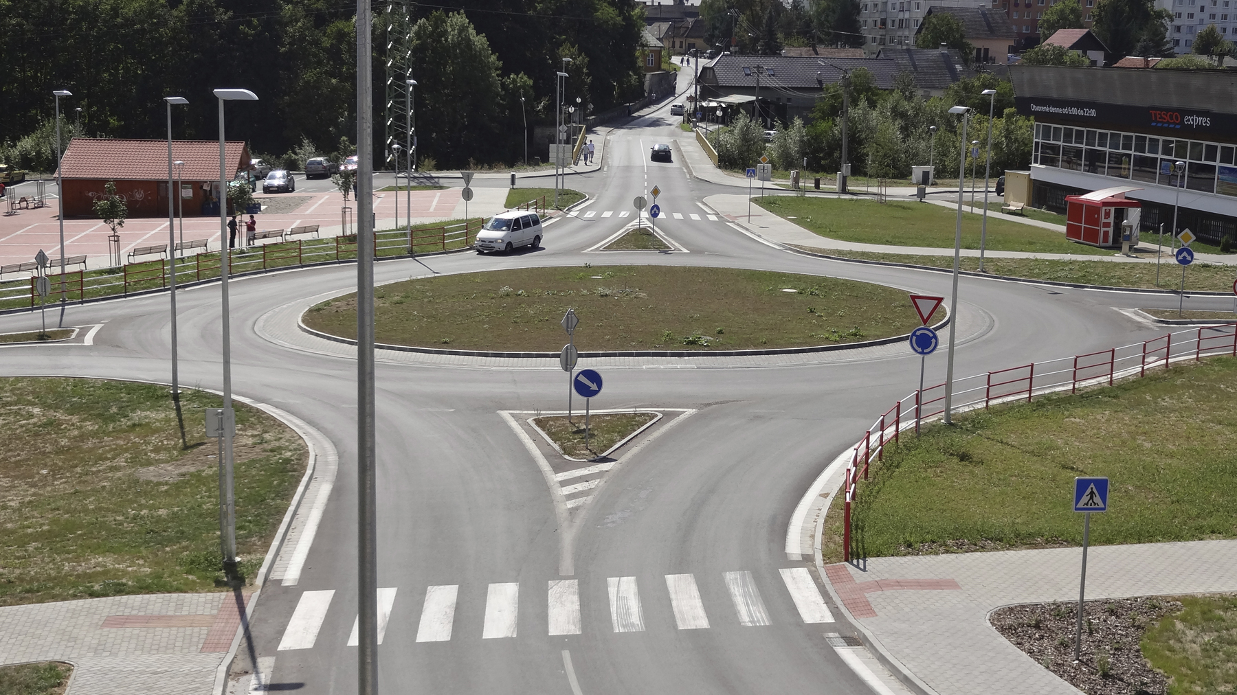 Pri oprave mosta v Lednických Rovniach vznikla aj nová kruhová križovatka.