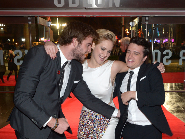Liam Hemsworth, (vľavo), Jennifer Lawrence a Josh Hutcherson