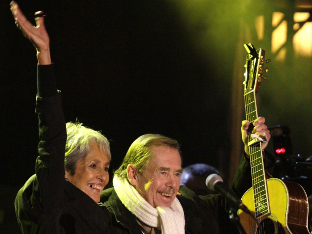 Joan Baezová, Václav Havel, Nežná revolúcia