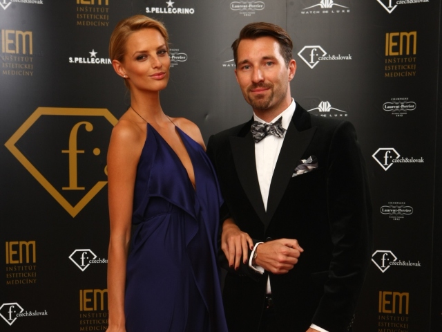 Michaela Kocianová v šatách od Jakuba Polanku. Garde jej robil moderátor Bruno Ciberej.