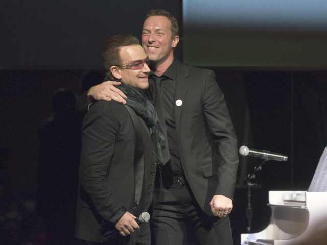 Bono (vľavo) z kapely U2 a Chris Martin