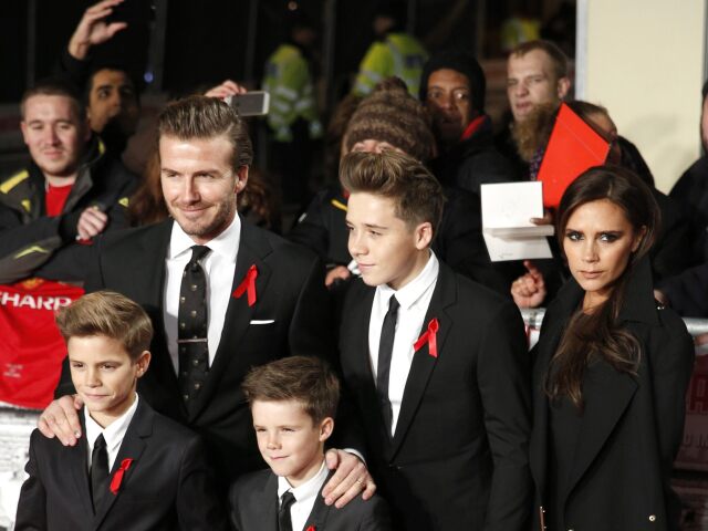 Futbalista David Beckham priviedol na premiéru takmer celú svoju rodinu - manželku Victoriu aj synov Brooklyna, Cruza a Romea. 