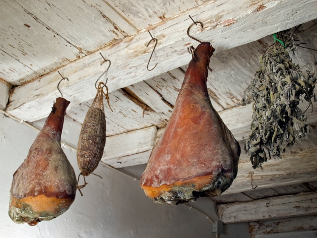 mäso, údenie, údeniny, údiareň