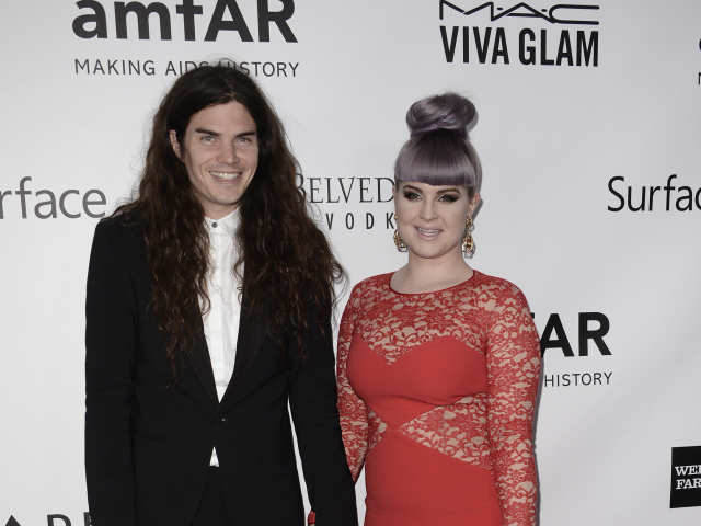 Televízna komentátorka Kelly Osbourne a jej snúbenec Matthew Mosshart.