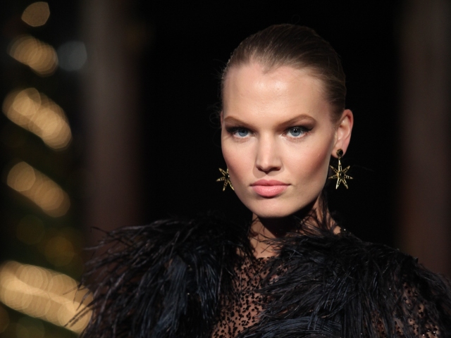 Miss Slovensko 2012 Kristína Krajčírová v róbe od Lukáša Kimličku.