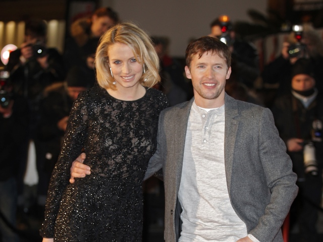 James Blunt prišiel s partnerkou Sofiou Wellesleyovou. 