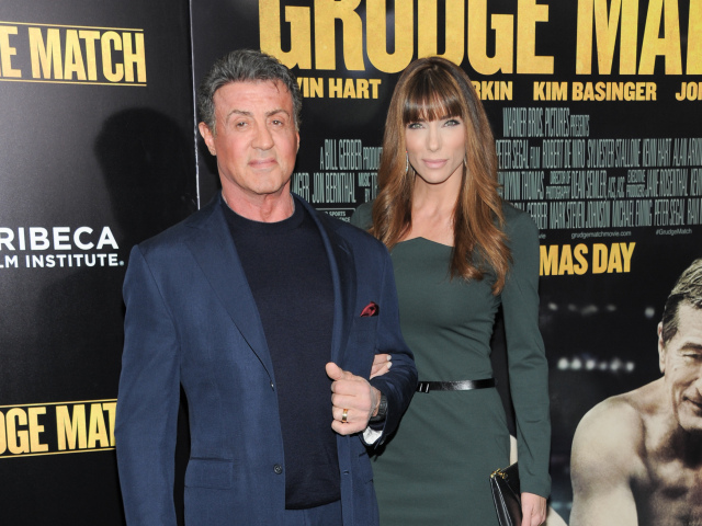 Herec Sylvester Stallone prišiel na premiéru s manželkou Jennifer Flavinovou. 