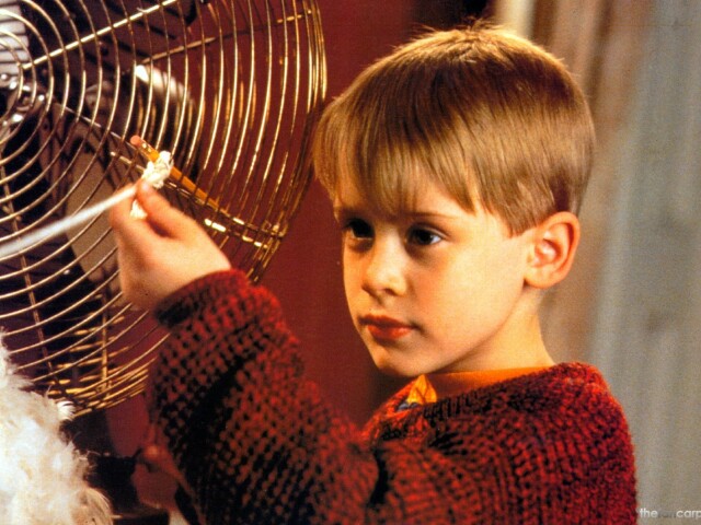 Herec Macaulay Culkin na zábere z filmu Sám doma. 