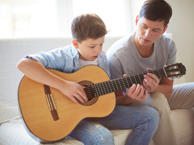 gitara - dieťa hrá na gitare