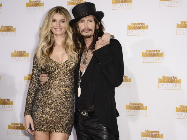 Spevák Steven Tyler a modelka Marisa Miller.
