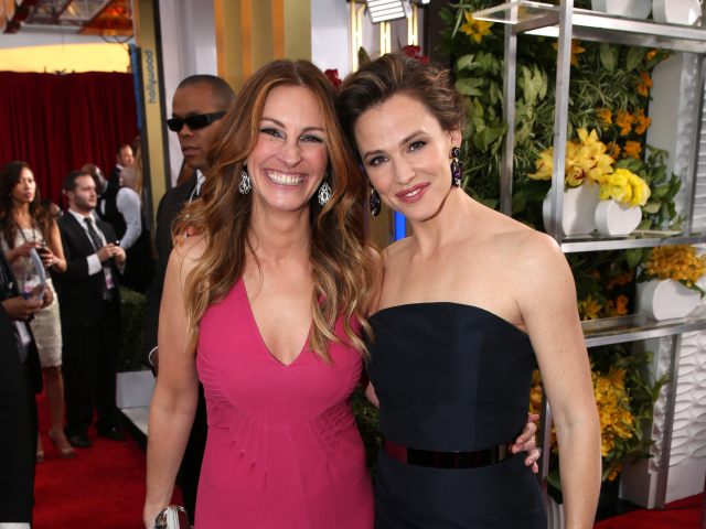 Julia Roberts (vľavo - v overale Valentino) a Jennifer Garner (v róbe Max Mara)