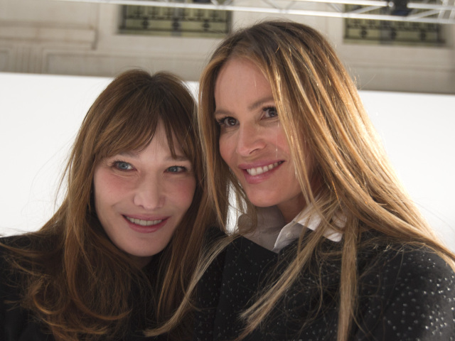 Schiaparelli Couture - jar-leto 2014 - Paríž - Carla Bruni Sarkozy (vľavo) a Elle MacPherson