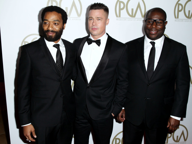 Steve McQueen (vpravo) a herci Chiwetel Ejiofor (vľavo) a Brad Pitt