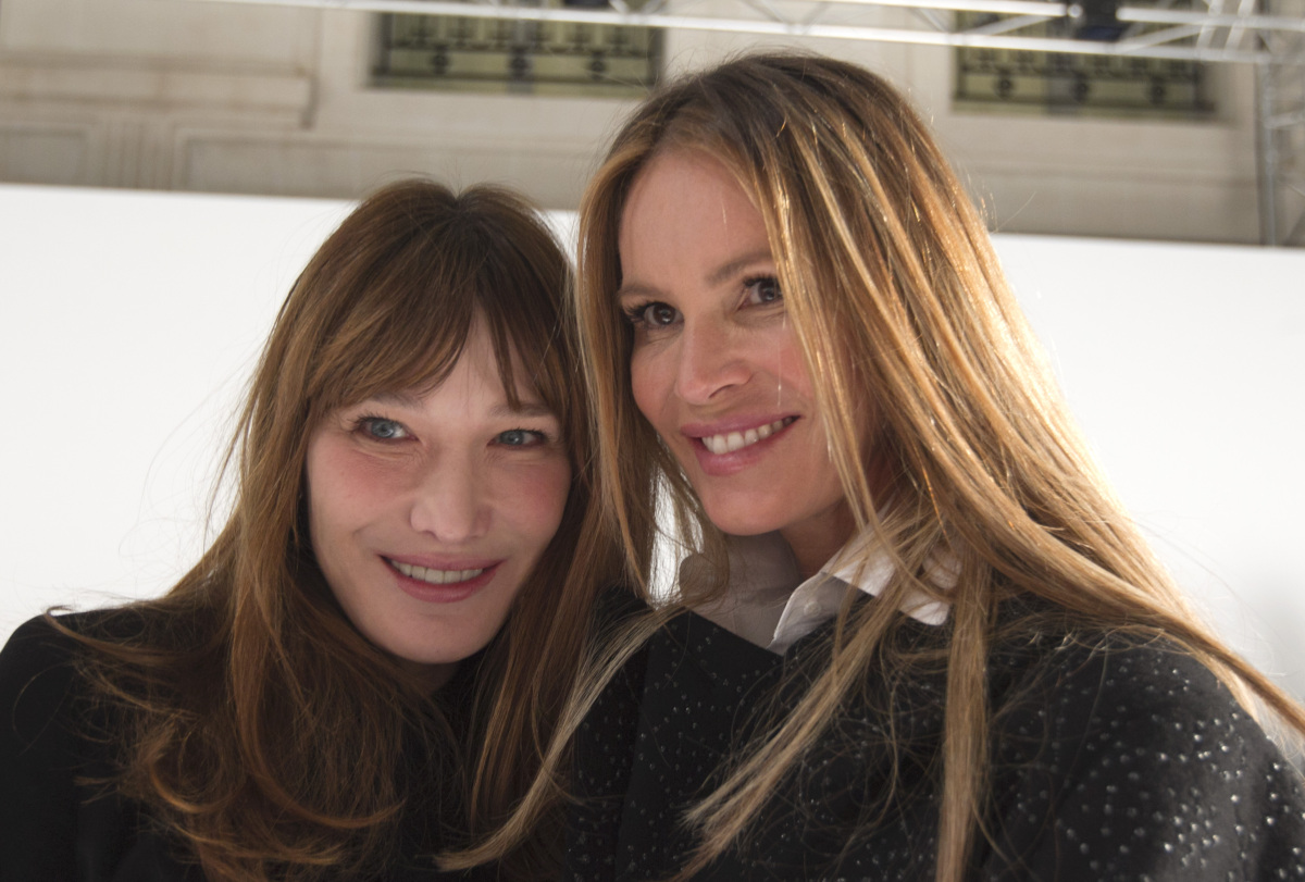 Schiaparelli Couture - jar-leto 2014 - Paríž - Carla Bruni Sarkozy (vľavo) a Elle MacPherson