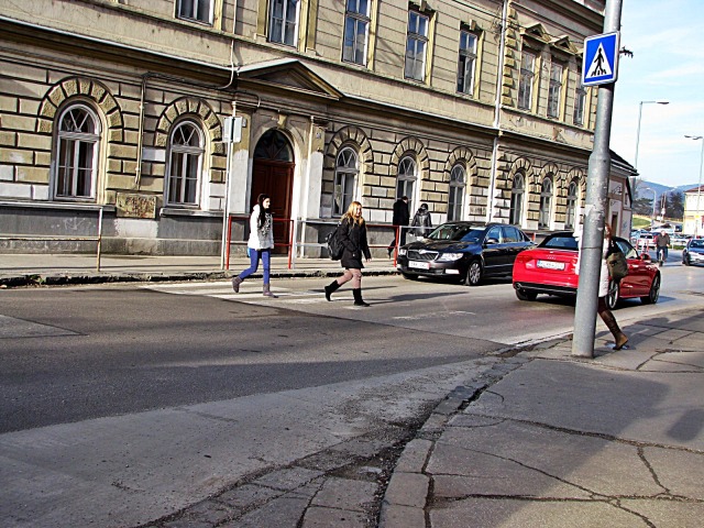 trenčín, škola, priechod pre prechdcov, autá, doprava