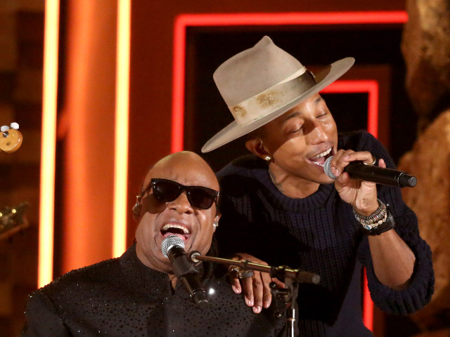 Stevie Wonder (vľavo) a Pharrell Williams