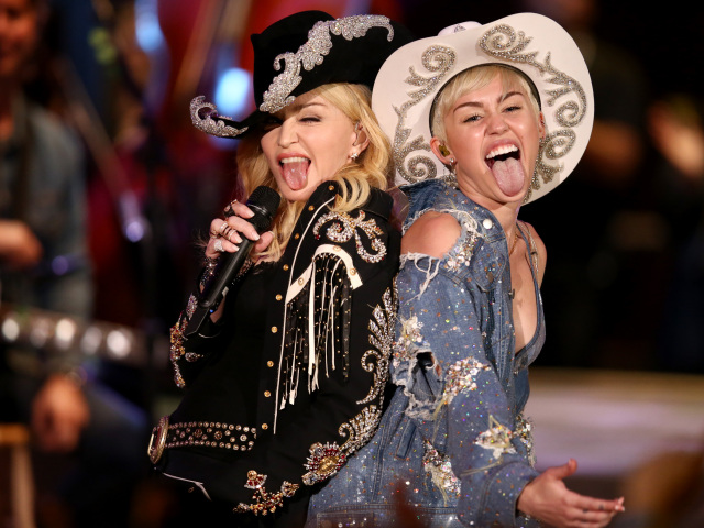 Miley Cyrus (vpravo) a Madonna