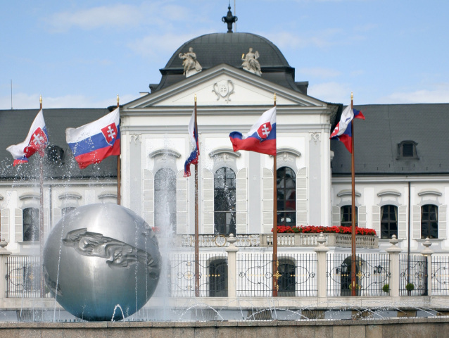 Prezidentský palác, leto, fontána, kvety