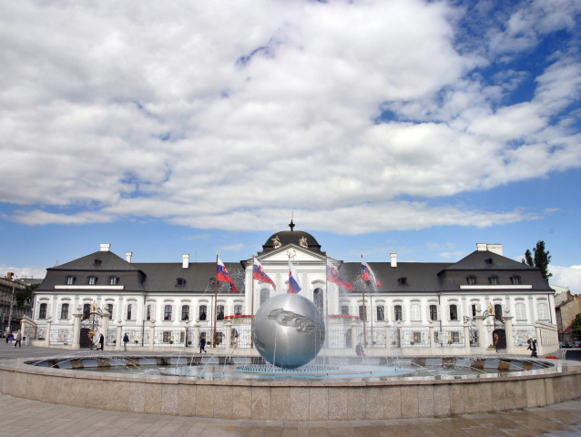 Prezidentský palác, leto, fontána, obloha