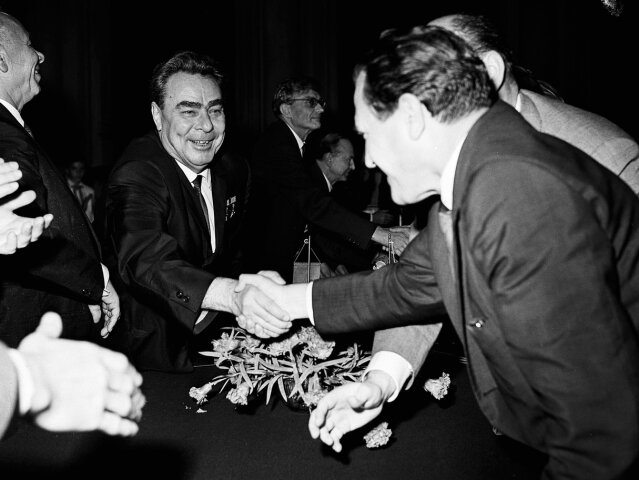 Na archívnej snímke z  3. augusta 1968 si vzájomne blahoželajú súdruhovia Leonid Brežnev s prvým tajomníkom ÚV KSS Vasilom Biľakom (vpravo) po slávnostnom akte podpísania záverečného dokumentu prehlásenia 6. komunistických a robotníckych strán socialistických krajín v Zrkadlovej sieni Starej radnice v Bratislave.