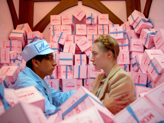 Tony Revolori ako Zero Moustafa a Saoirse Ronan ako Agatha vo filme Grandhotel Budapešť.