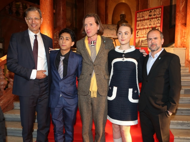 Wes Anderson (v strede) na pražskej premiére filmu Grandhotel Budapešť - sprevádzali ho (zľava): herci Jeff Goldblum, Tony Revolori, herečka Saoirse Ronan