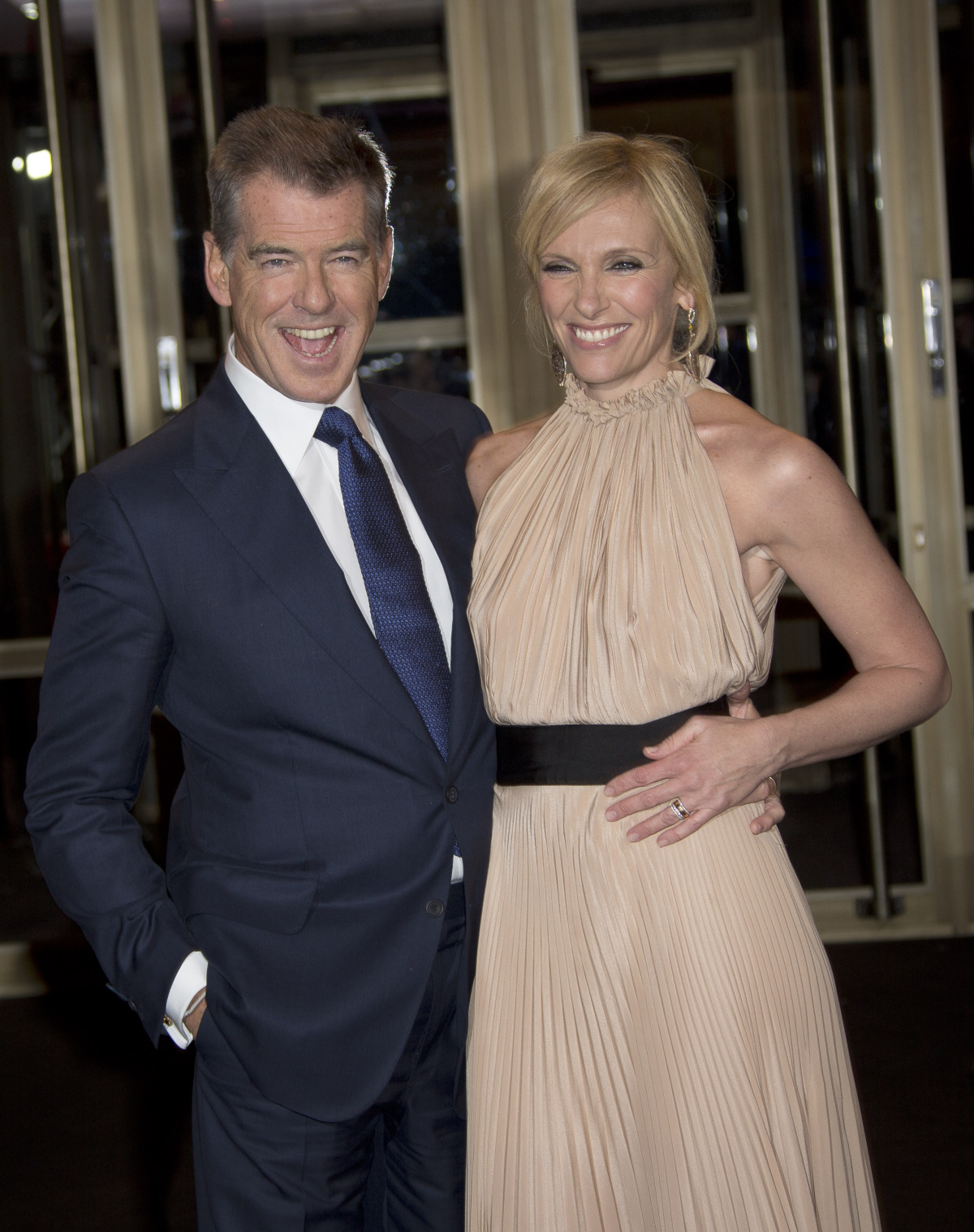 Pierce Brosnan a Toni Collette