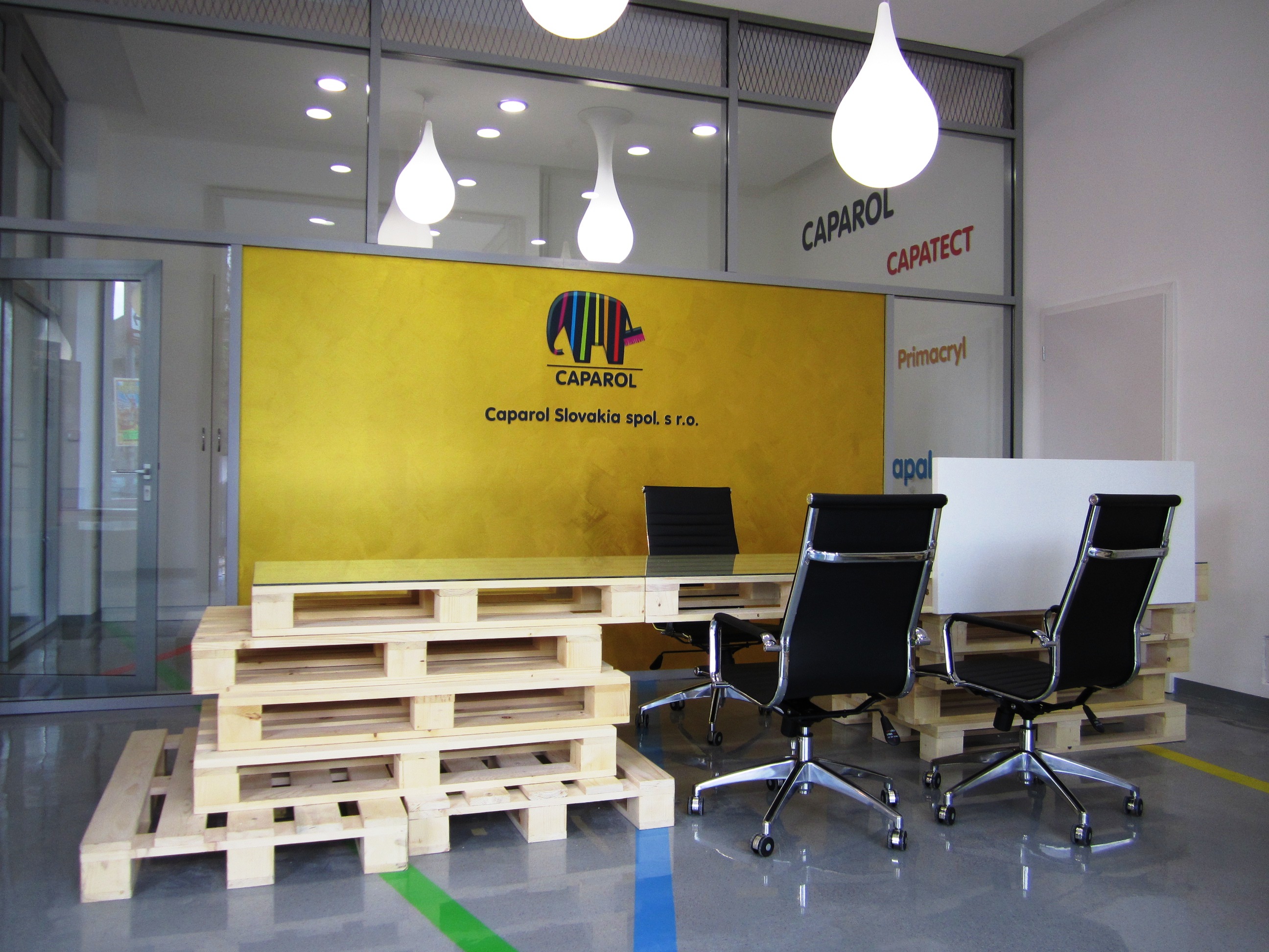 Ateliér yourDesign vyrobil z paliet showroom pre firmu Caparol.