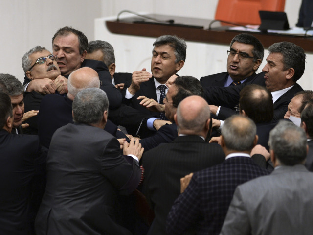 Turecko, parlament, bitka