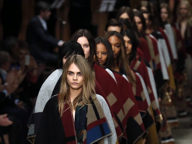 Burberry Prorsum - jeseň-zima 2014 - Londýn - Cara Delevingne
