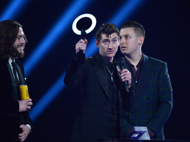 Arctic Monkeys a spevák Alex Turner ďakujú za cenu. 