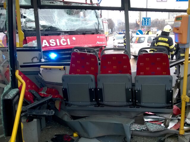 nehoda, autobus MHD a hasičské vozidlo